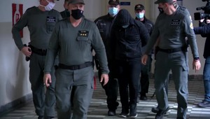 Súd vymeral mužovi z Čiech trest. Počas októbrových protestov hádzal do policajtov dlažobné kocky