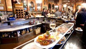 Desať vecí, ktoré nehovorte čašníkovi. Môže vás to vyjsť draho