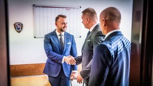 Opozícia ide odvolávať  Šutaja Eštoka: Taký minister sa má sám poberať s hanbou, hovorí Šimečka