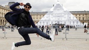 Francúzsky umelec využil optický klam a nechal zmiznúť pyramídu v Louvri