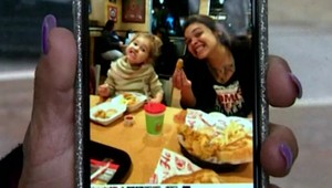 Mŕtve dievčatko našli za domom, jeho mamu neďaleko a dezorientovanú