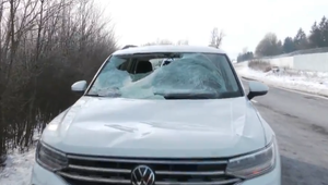 Na auto dopadli kusy ľadu z kamióna a prerazili čelné sklo. Pri nehode sa zranilo dieťa
