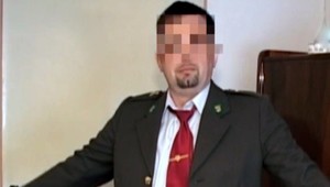 Vydával sa za policajta, teraz sa susedom vyhráža smrťou. Stále je na slobode