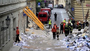 REPORTÁŽ Z PRAHY. Hasiči pracujú na oprave budov