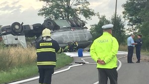 Prevrátený kamión s plnou cisternou zablokoval cestu