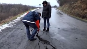 Na krajnom východe sa zosunula cesta, krízový štáb vyhlásil havarijný stav