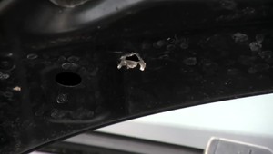 Vlámanie alebo vandalizmus? Takúto dieru v aute nečakala