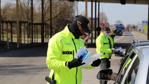 Koronavírus a kuriózne zásahy policajtov: Pre ochranné rúško prižli muži o stovky eur