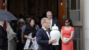 Otec slávnej návrhárky zomrel pár hodín pred jej pohrebom