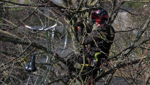 Kuriózny nález pri pieskovisku: Bicykel bol zamknutý na konári stromu