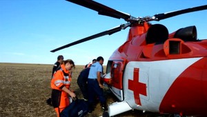 Mladú motorkárku po nehode ratoval vrtuľník