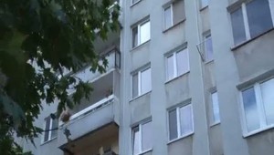 Žena vypadla z okna paneláku. Zraneniam na mieste podľahla