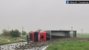 Cestu zasypala cukrová repa. Na hlavnom ťahu sa prevrátil kamión
