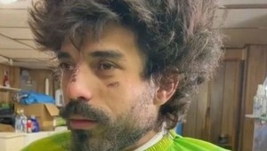 V bezdomovcovi spoznal svojho dávneho priateľa: Kaderník ho zmenil na nepoznanie