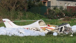 Pri Senici spadlo malé lietadlo. Podľa informácií TV JOJ zahynuli dvaja ľudia