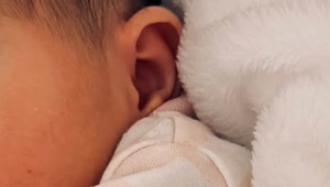 Slovenský spevák sa stal otcom: Po uši zamilovaný!