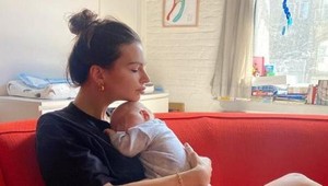 Ukázala TOP postavu po pôrode, no ľudia si všimli niečo iné: Bábätko nie je hračka!