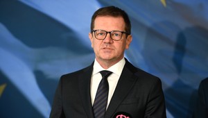 Krátenie eurofondov podľa Petra Kmeca zatiaľ Slovensku nehrozí