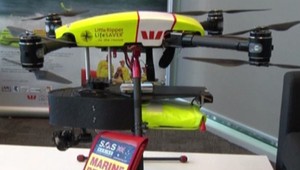 Dron, ktorý rozpozná žraloka vo vode a varuje ľudí