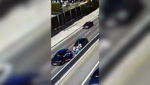 Bitku dvoch vodičov na frekventovanej ceste zachytilo video. Zapojili sa aj spolujazdkyne