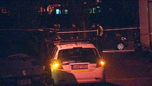 Zlodejov pri krádeži auta vyrušili policajti. Museli aj strieľať