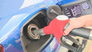 Prečo tankujeme lacnejšie než okolité krajiny? Analytik upozorňuje na maďarské voľby