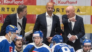 Pózy ako model či mušketier. Slovenskí hokejisti sa dnes v Ostrave fotili