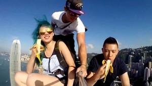 Šialená selfie študentov. Banánový piknik na vrchole mrakodrapu