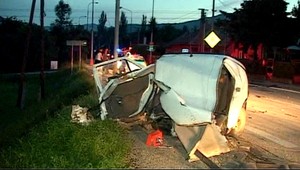 Vodič vyletel z cesty do betónového stĺpa. Auto sa roztrhlo na polovicu