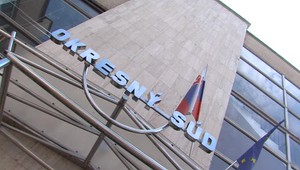 Muža, ktorý mal s nožom v ruke zaútočiť na matku aj policajtov, obvinili. Postavil sa pred súd