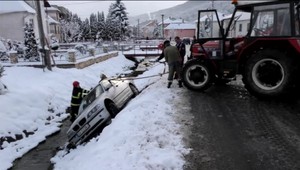 Odviezla dcéru do školy, potom skončila s autom v potoku