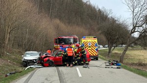 Vážna dopravná nehoda: Vodič pri obiehaní sanitky narazil do protiidúceho auta