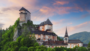 Tak ako ju vídali králi. Veža Oravského hradu v pôvodných farbách.