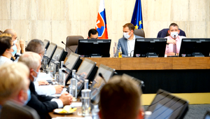 Núdzový stav zrejme v polovici júna skončí, rozhodnúť sa má aj o otváraní hraníc