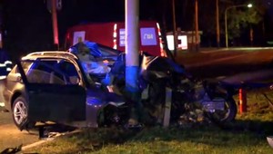 Opitý mladík nabúral do stĺpu, z auta zostala kopa šrotu