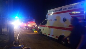 V Nesvadoch sa zrazili hasiči, jeden je ťažko zranený