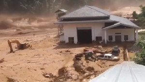 VIDEO: Počas výstavby sa pretrhla priehrada. Obrovská masa vody zaplavila dediny