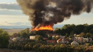 Z kaštieľa v Ožďanoch šľahali obrovské plamene. Škody odhadli na 300 tisíc eur