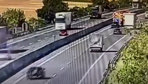 Ďalšie auto narazilo do cestárov. Polícia odkazuje vodičom, aby sa spamätali