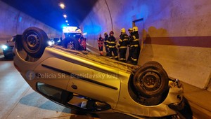 V tuneli Sitina došlo k dopravnej nehode. Auto skončilo na streche