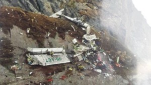 Lietadlo sa zrútilo päť minút pred pristátím, z vraku vytiahli 14 tiel