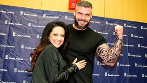 Zaľúbení až po uši: Aha, ako sa k sebe Lucie Bílá s frajerom v zákulisí túlia!