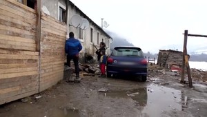 Pri hádke nabúrali auto, vyhrážali sa aj odrezaním hlavy motorovou pílou