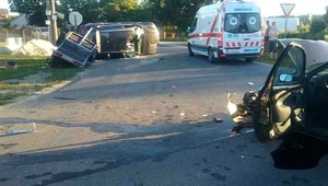 Vodič luxusného auta nedal prednosť. Auto skončilo prevrátené na bok