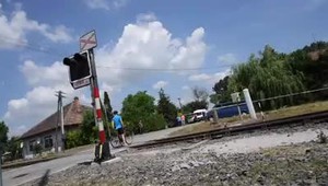 VIDEO: Polícia zverejnila simulovanú zrážku vlaku s cyklistom, na výstrahu všetkým