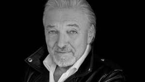 Fanúšikovia priniesli k vile Karla Gotta množstvo kvetov, ten sa lúčil dažďovými slzami