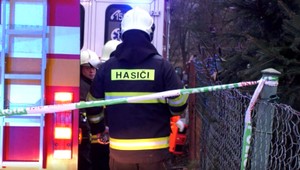 Muži si založili oheň na dvore. Jeden z nich v ňom uhorel