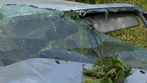 Muž nezvládol riadenie. Po niekoľkých metroch ho vymrštilo cez okno