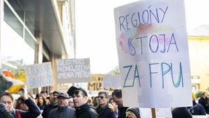 Protest pred sídlom Fondu na podporu umenia: Kultúrna obec kritizuje rozhodnutia Rady