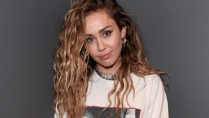 Miley Cyrus nosí doplnok, ktorý pravdepodobne budete chcieť, no nebudete si ho môcť dovoliť